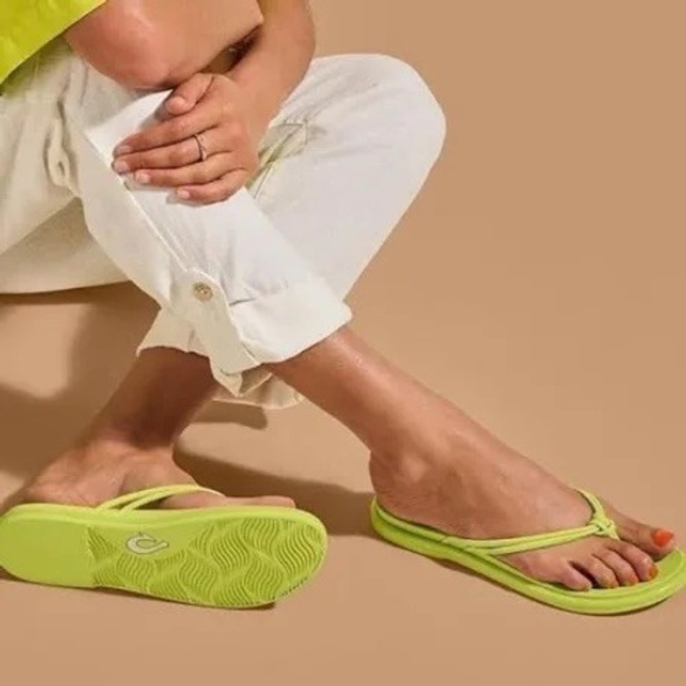 New OluKai Aka Flip Flops Neon Citron Flip Flops - (MSRP: $70) Womens Size 9